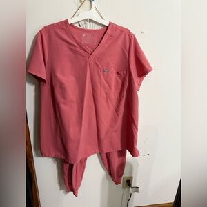 Figs Coral Scrub Ensemble